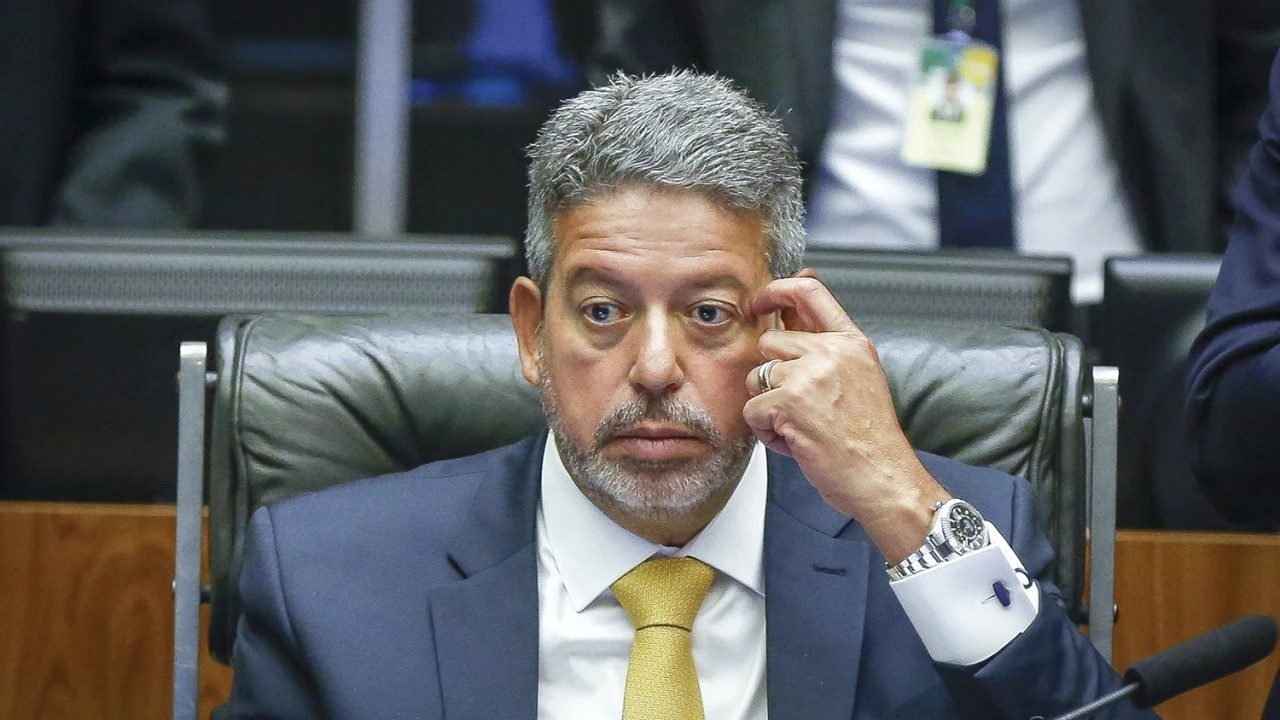 Imposto de Renda: Lira vira estrela de outdoors e provoca rival em Alagoas