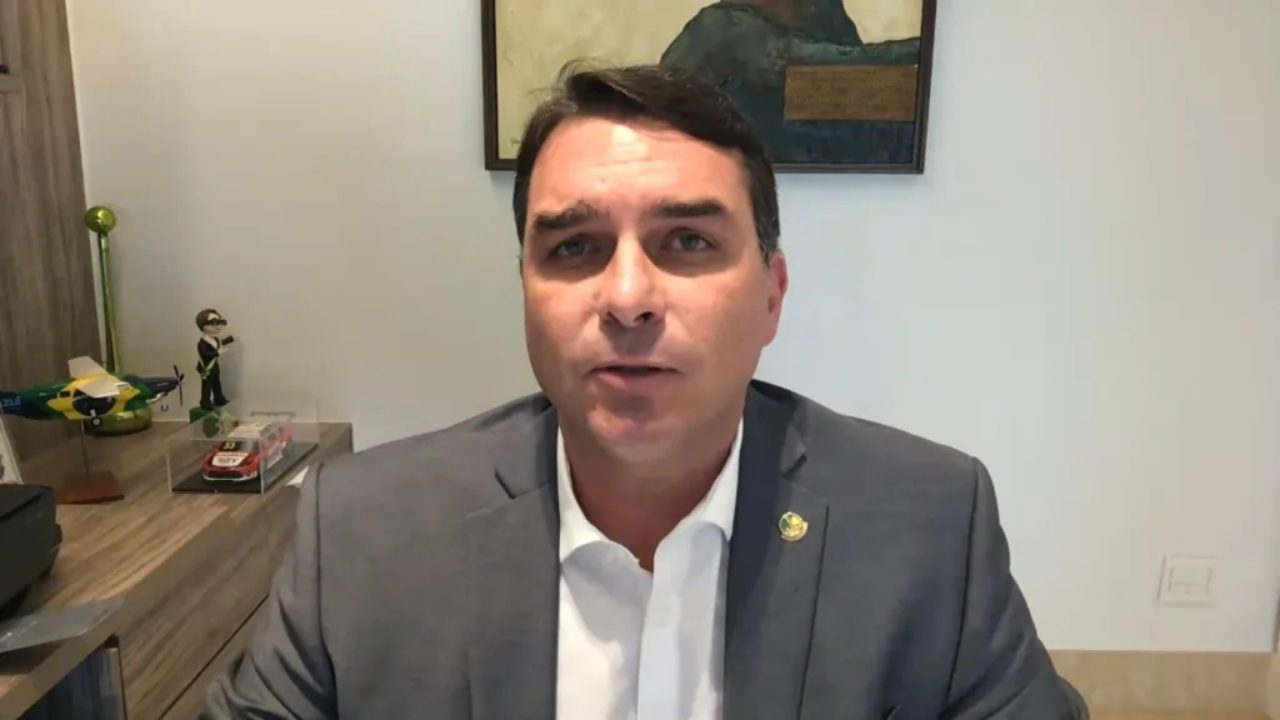 Flávio Bolsonaro critica proposta de isenção do IR mesmo votando a favor: “É confisco”