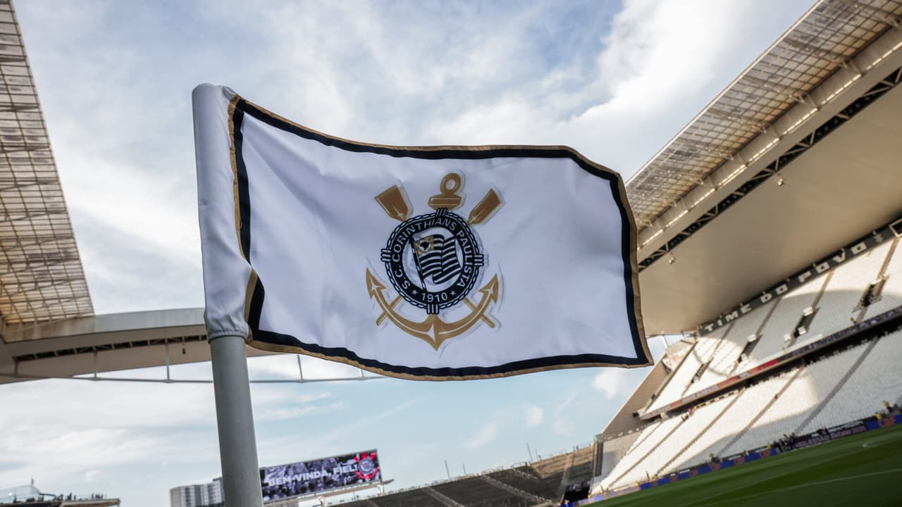 Corinthians atrasa 13º salário e cria alerta interno no Parque São Jorge