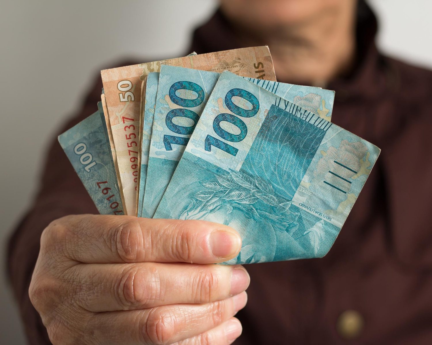 Salário mínimo 2027: economista propõe mudar regra de reajuste das aposentadorias