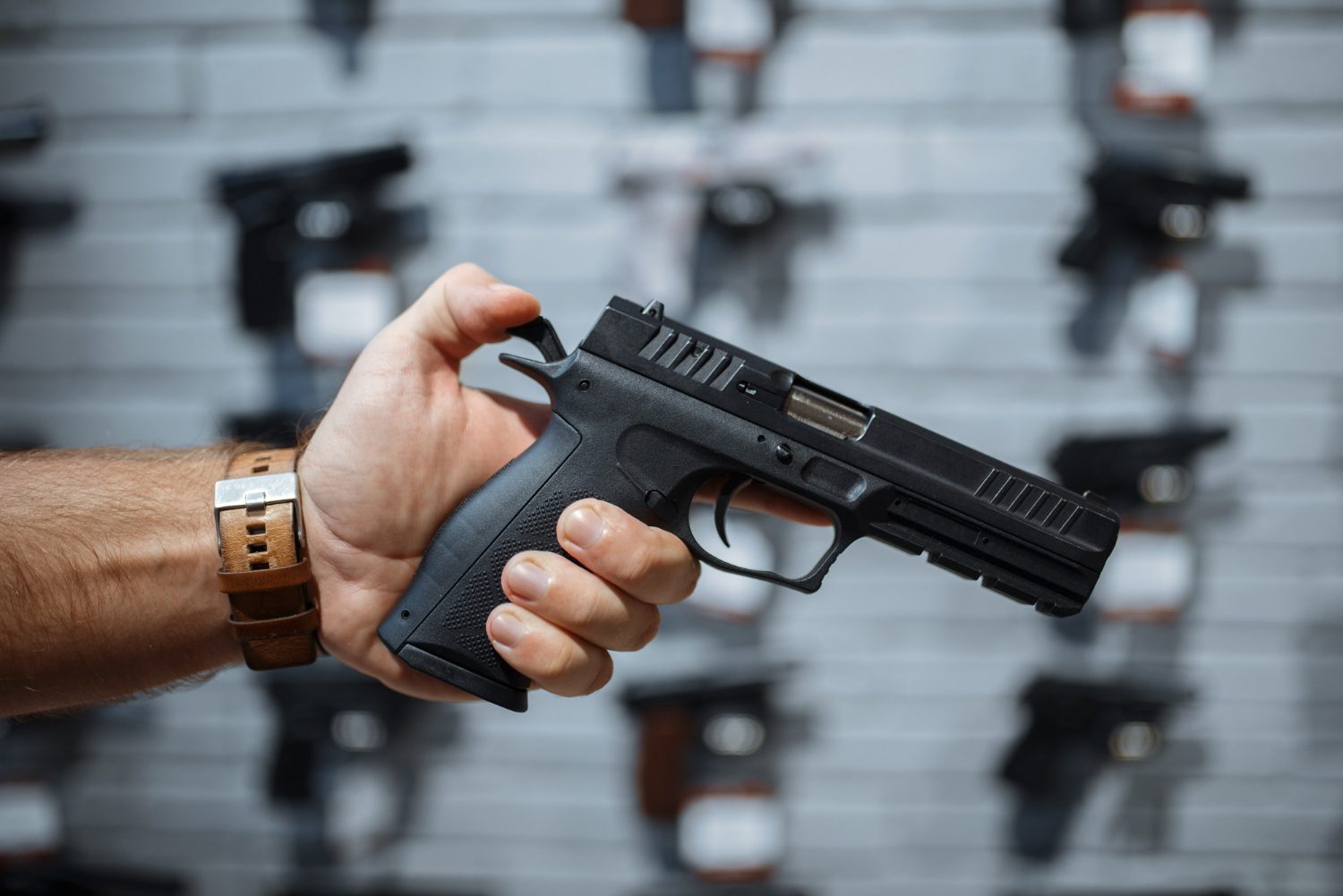 Projeto autoriza saque FGTS para compra de armas e avança na Câmara
