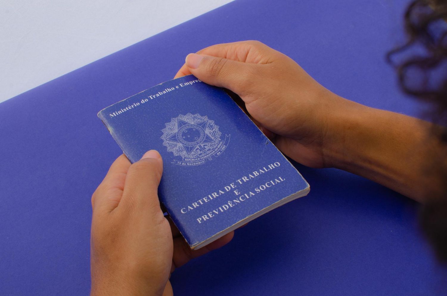 Bolsa Família com carteira assinada é possível? Veja quando o trabalhador pode continuar recebendo