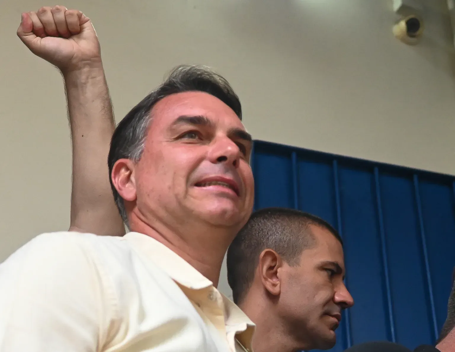 Flávio Bolsonaro e fraude no INSS: e-mails revelam possível vínculo bancário com investigado